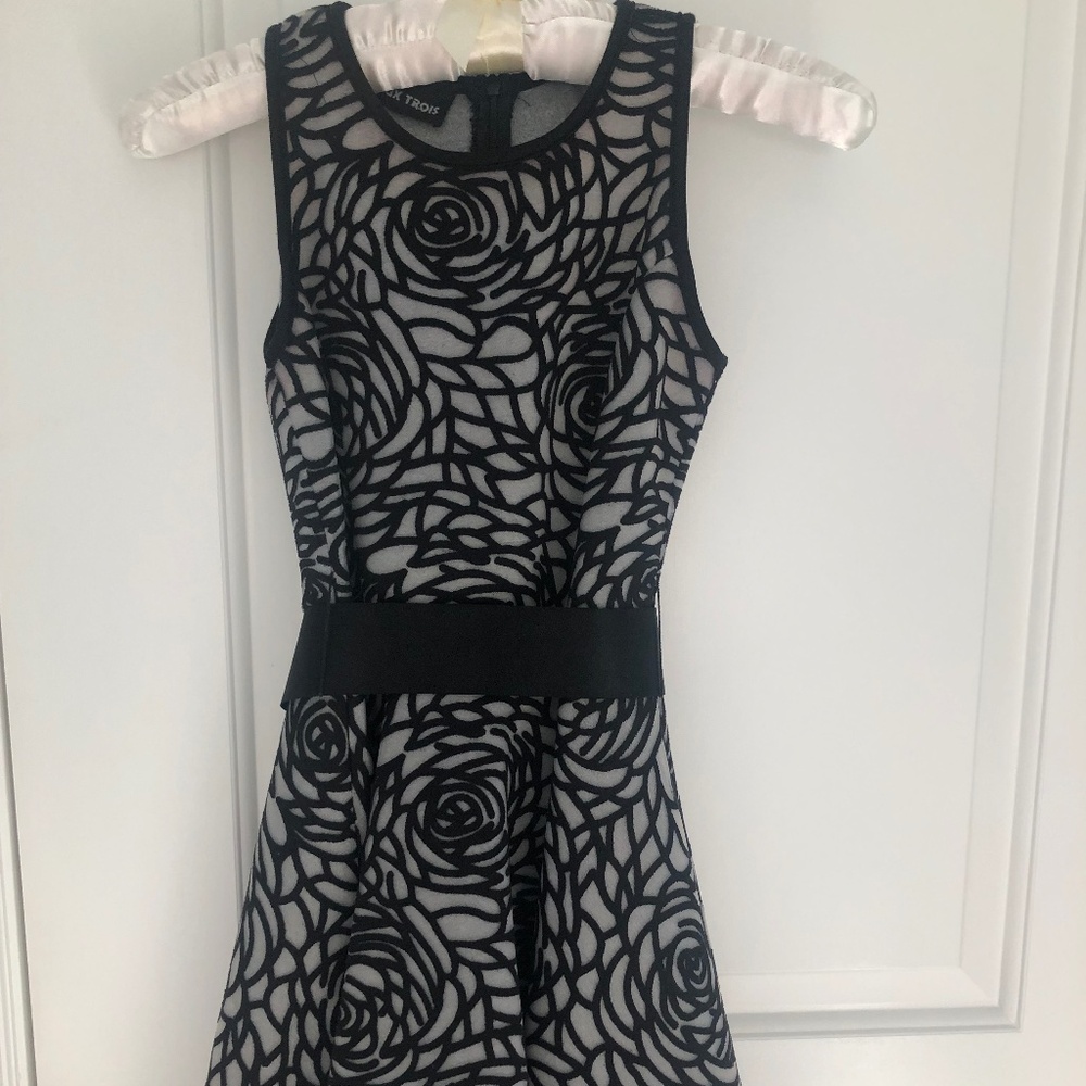 UN DEUX TROIS PARTY DRESS  SUPER SOFT BURNOUT FABRIC BLACK  GIRLS SIZE 10.